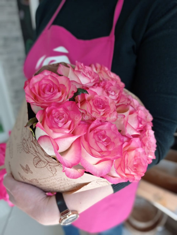 Букет из роз сорта Джумилия в крафте